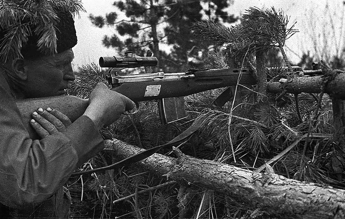 Снайпер войны 1941 1945 игры. Советский солдат с свт-40. Снайпер с свт-40 ВОВ. Советский снайпер с свт 40.