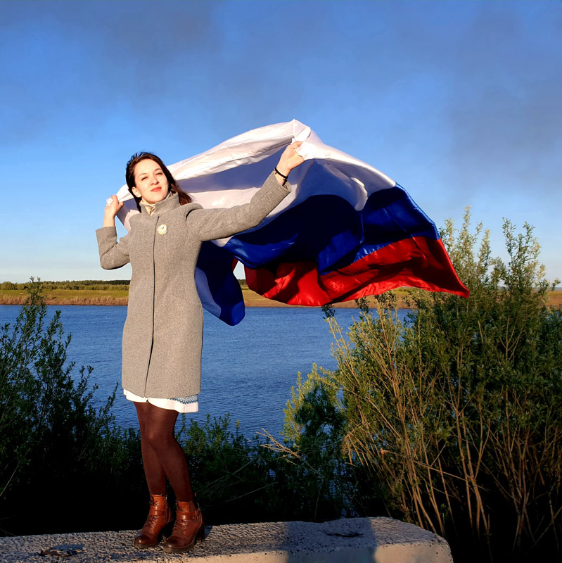 Россия она большая. Флаг российский. Флаг России красивый. Девушка с флагом России. Девушка на фоне России.